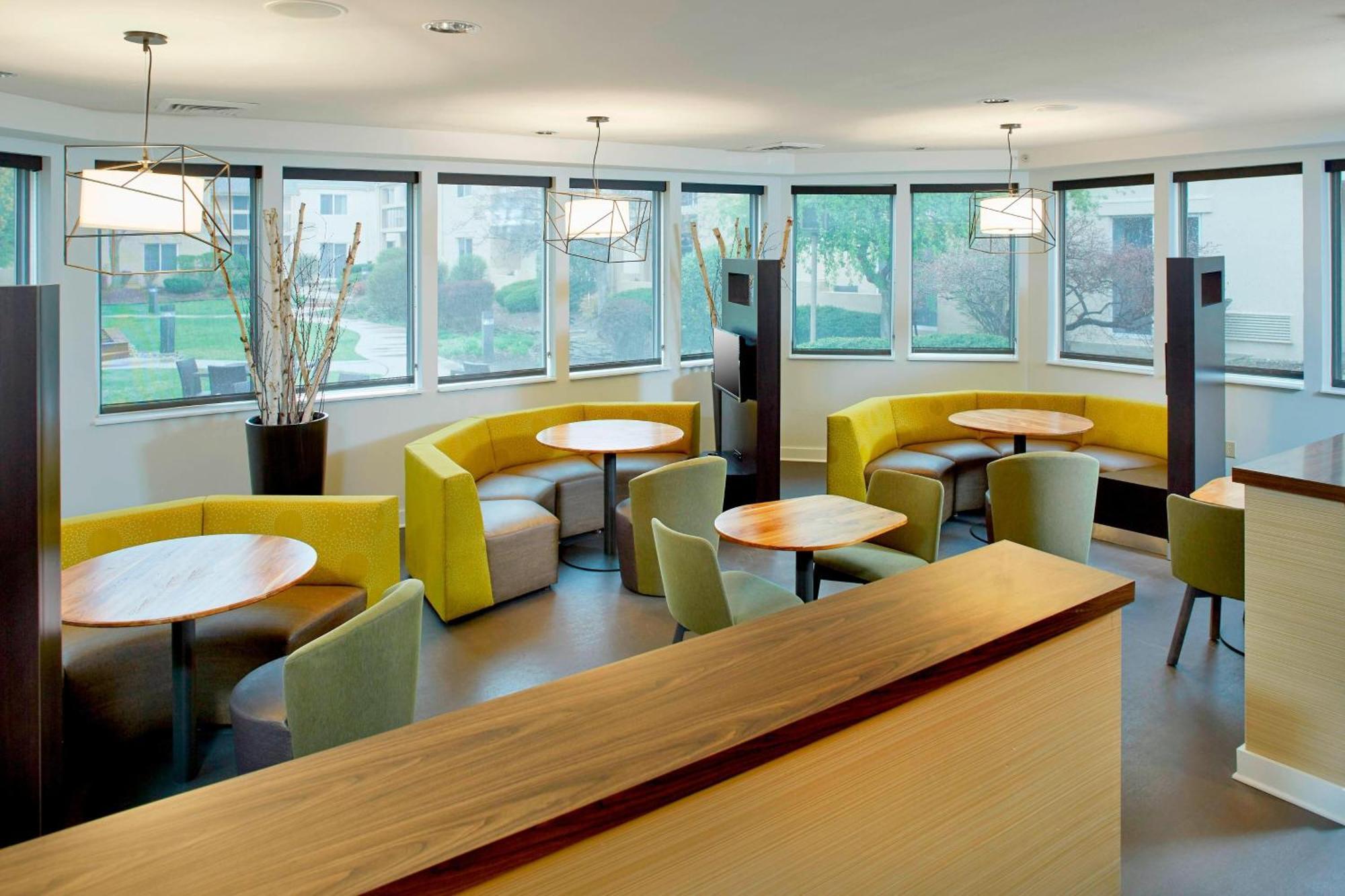 Courtyard By Marriott Lansing Hotel Exterior foto