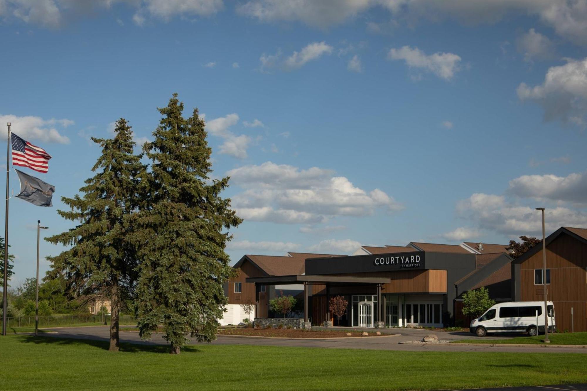Courtyard By Marriott Lansing Hotel Exterior foto