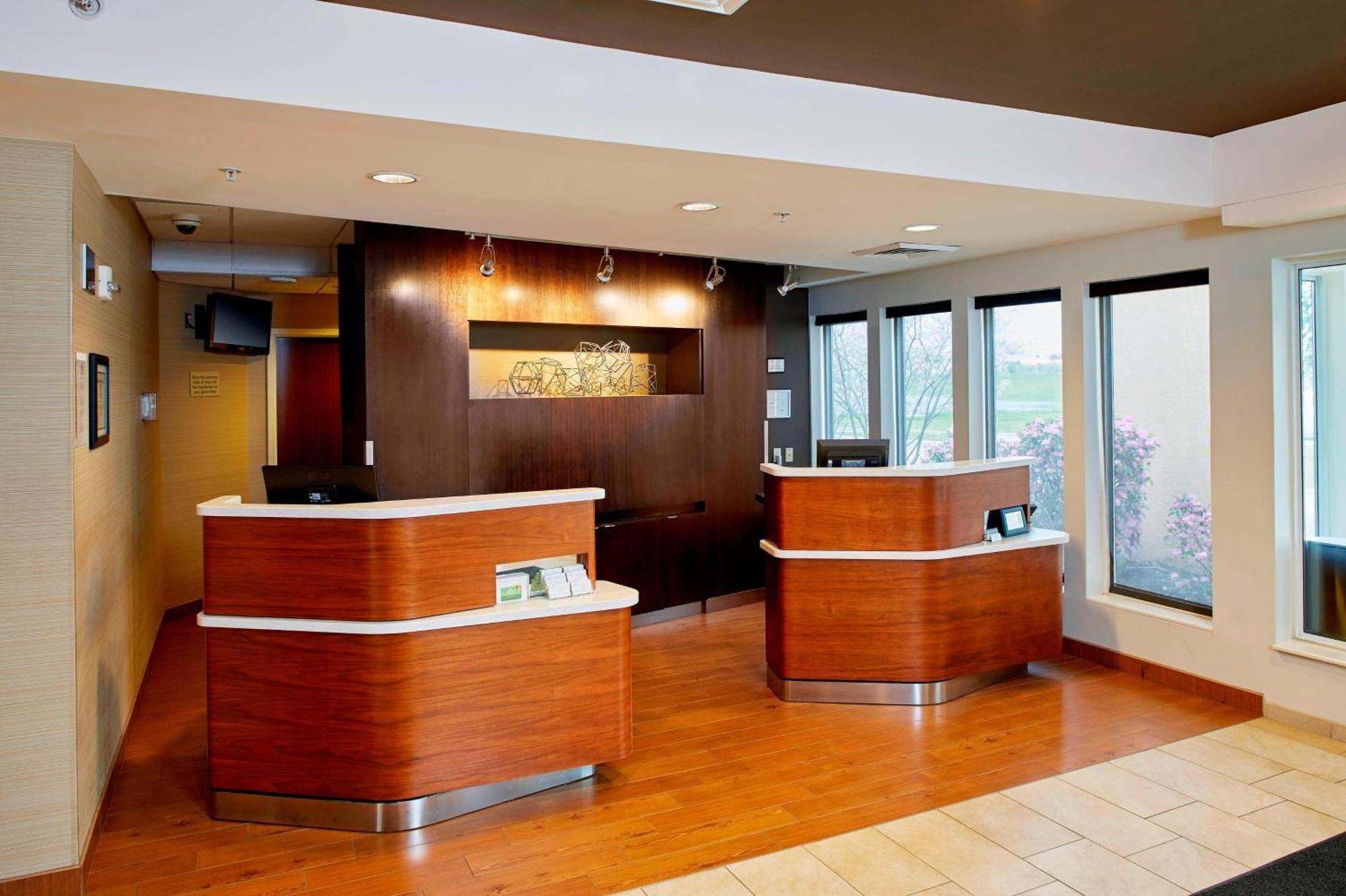 Courtyard By Marriott Lansing Hotel Exterior foto